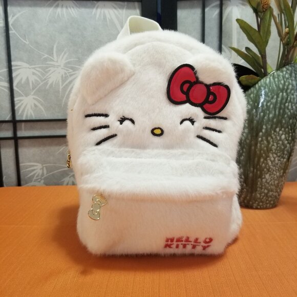 So Fluffy!! Hello Kitty Fluffy White Backpack School Bag - NWT - Picture 2 of 8